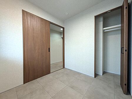 玄関横に配置された独立性の空間。デスクを置いて集中できる「在宅ワーク用の書斎」や、衣装ラックを並べた「大型クローゼットルーム」など、マルチに使えて大変便利です。