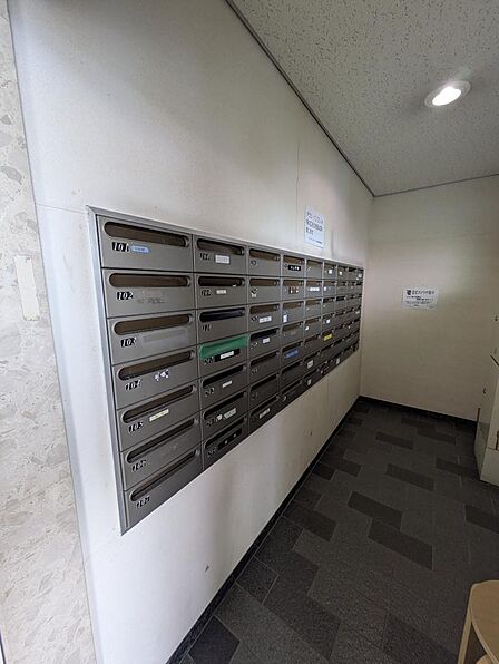 各住戸のポストが整然と並ぶ、共用部のメールコーナー。1階のエントランス近くに配置されており、毎日の外出や帰宅のついでにスムーズに郵便物をチェックできます。管理が行き届いた清潔感のある空間です。