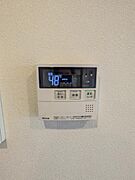 キッチンやリビングに居ながらワンタッチでお風呂が沸かせる便利な給湯リモコン。自動お湯はりや追い焚き機能、浴室との通話ができる呼び出し機能も完備し、毎日の快適なバスタイムをスマートに支えます。