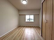 お部屋を広く使える収納付きの居室。廊下からの動線が良い独立性の高い空間で、子ども部屋やワークスペースに最適です。引き戸仕様でデッドスペースがなく、家具配置もスムーズです。