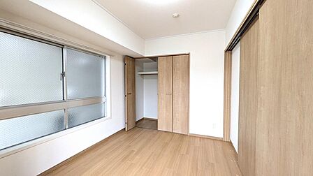 引き戸を開ければさらに広がる一体感。大型クローゼットを備えた利便性の高いスマート空間。
