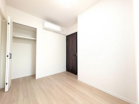 コンパクトながらエアコン付きで一年中快適に過ごせる4.5帖の居室です。窓からの自然光が心地よく、子供部屋や書斎、リモートワークスペースに最適。クローゼットもあり、空間を無駄なく有効に活用できます。