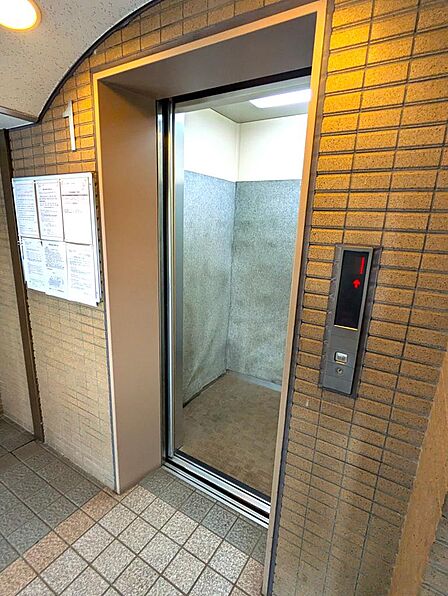 スムーズな移動をサポートする、1階のエレベーターです。階段を使わずに上階へアクセスできるため、重い荷物がある時やベビーカー、車椅子を利用する際も、安全かつ快適に移動できて非常に便利です。