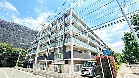 【都筑の美しい街並みに調和する、洗練されたスタイリッシュな外観】