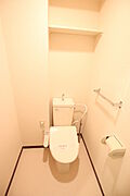 洗浄、暖房機能付きのトイレは上部に棚付きです