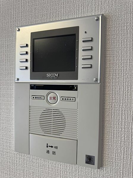 室内から訪問者を画像と音声で確認できるモニター付インターホンと連動。不要なセールスなどの対応も室内から行えて安心です。★2026年7月撮影★