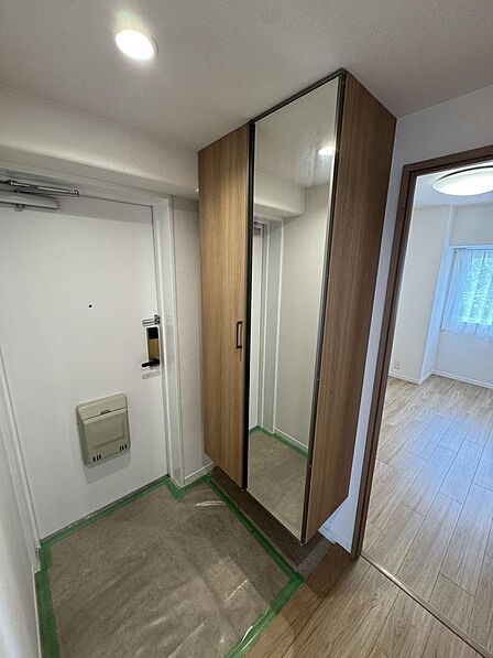 大型のシューズボックスを備えた玄関。ご家族分の靴やブーツ類をスッキリ収納でき、いつでも整然とした美しい玄関アプローチを保てます。★2026年7月撮影★