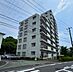外観：横浜市栄区本郷台3丁目の落ち着いた街並みに位置する3LDK。敷地内に駐車場・駐輪場を備えており、車や自転車を使ったアクティブなファミリーライフを快適にサポートします。★2026年7月撮影★