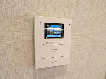 防犯対策にもなるモニター付きインターホン、急な来客でも室内から顔が確認できると安心ですね♪
