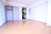 ゆったり8.6帖の洋室