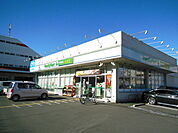 ファミリーマート ドラッグエース鶴ケ岡店まで95ｍ