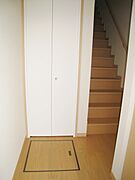 ★玄関ホールに物入と床下収納付き★