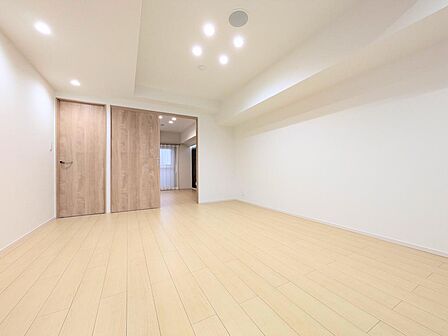LDK10.8帖。木目調の床・建具を採用し、ダウンライトで明るい雰囲気のリビングです。