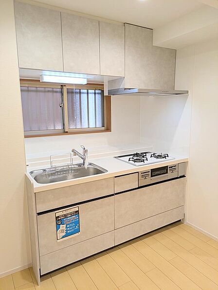 リフォーム済3口ガスコンロ付きのシステムキッチンです。