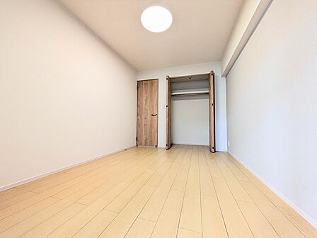 洋室5.8帖。南向きでアクセントクロスがおしゃれです。