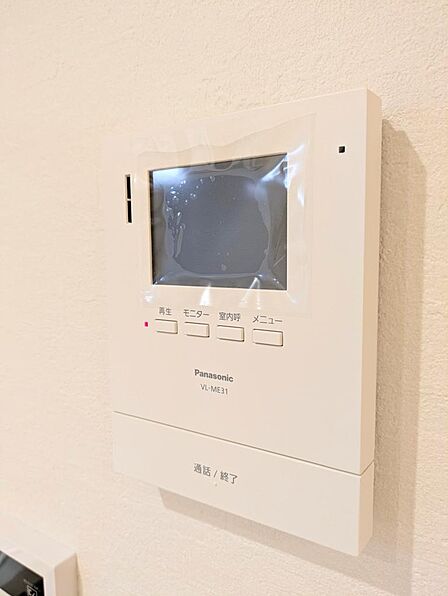 来客者の顔が見えて安心のTVモニターホン付きです。