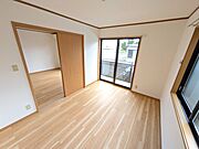 ★★南側5.7帖の洋室です★★