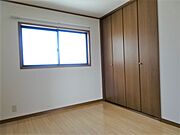 ☆北側6帖洋室です。収納が2つあります。☆