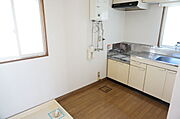 キッチンには窓があり換気に便利です。