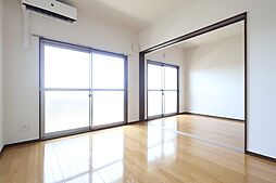 伊予鉄道郡中線 岡田駅 徒歩6分の賃貸マンション 3階2LDKのリビング/ダイニング