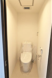 [トイレ] 白を基調とした清潔感のあるトイレ