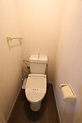 温水洗浄便座付きのトイレです♪