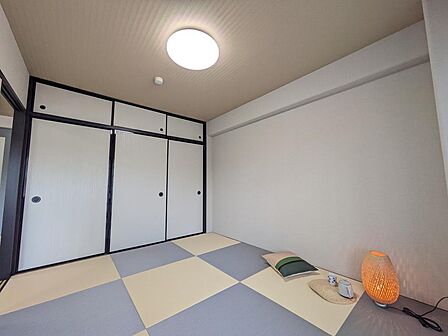 お洒落な洋風畳の6帖和室です。お子様のお遊びスペースとしても、ご家族のお昼寝スペースとしてもご利用いただけます。押し入れもあるので、お布団やお子さまの遊び道具も収納可能です★