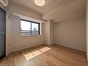 6帖の主寝室。バルコニーにも出れます。西向きで一日が当たります。明るい空間です。奥行のある収納もあるので、お洋服もたっぷり収納できます。エアコンも付いています♪