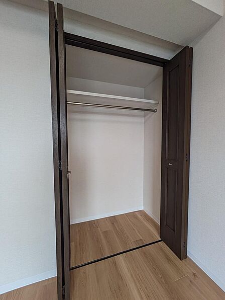サービスルームにある収納は奥行きも十分。お子様が大きくなってお洋服が増えたり、部活動の道具を収納するのにも便利です。各部屋に収納がありますので、お部屋を広く使っていただけます。