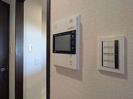 訪問者の顔が見えるオートロック付きのTVモニターホン。ご家族の安心に繋がります。