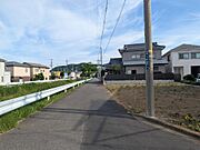 東側幅員3.8ｍ公道。建築条件付の土地ではないので、お好きなハウスメーカーで建築できます。公道に２面接道しております。閑静な住宅街でありながら、近隣には生活施設が整っているため利便性が高い立地です。
