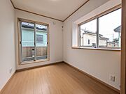 5.25帖の洋室。南西向きで2面採光のお部屋で収納があります。お子様の一人部屋にも丁度良い広さです。屋根裏収納もあるので思い出の品や使用頻度の低いものも安心して閉まっていただけます。