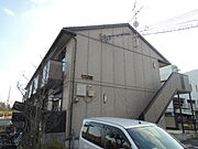 ナチュラルカラーで街並みに調和する外観。