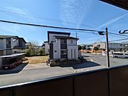 前面は道路です。