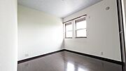 5.2帖の南側の洋室です★