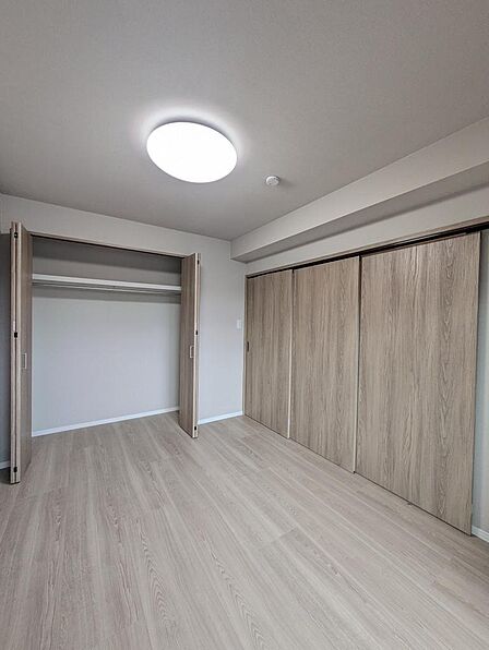 心地いいお部屋でゆったりと寝れる空間です。窓はの地いいお部屋でゆったりと寝れる空間です。二重窓のおかげで、物件真正面の道路を走る車の音も、かなり遮ってくれて快適な目覚めをサポートします☆