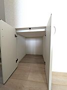 あると便利を実感できる、使い勝手の良い階段下収納♪