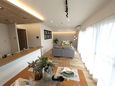 キッチン天井の間接照明が部屋全体に柔らかさとやすらぎの空間を演出★※設置されている家具はイメージになります。実際には設置はございません。(2026年7月16日撮影)