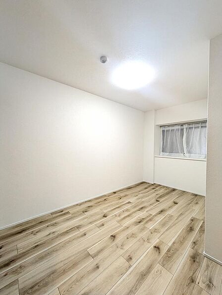 5.7帖の洋室はリモートワークや作業部屋での使用はいかがでしょうか♪(2026年7月16日撮影)