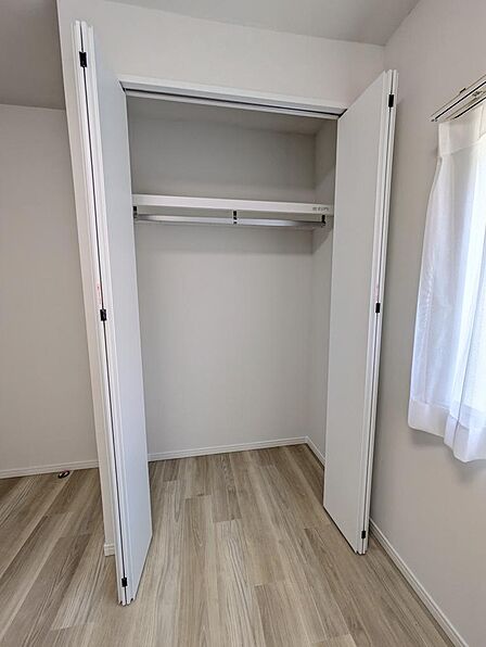 北東側4.1帖の洋室。収納付きの洋室は、小さなお子様の子供部屋としても、趣味や書斎など多種多様な用途で過ごせる空間です♪(2026年7月23日撮影)