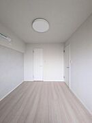 5.8帖の洋室です♪柱の出っ張りがないので自分にあったレイアウトが組めます♪（撮影日：2026/4/13）