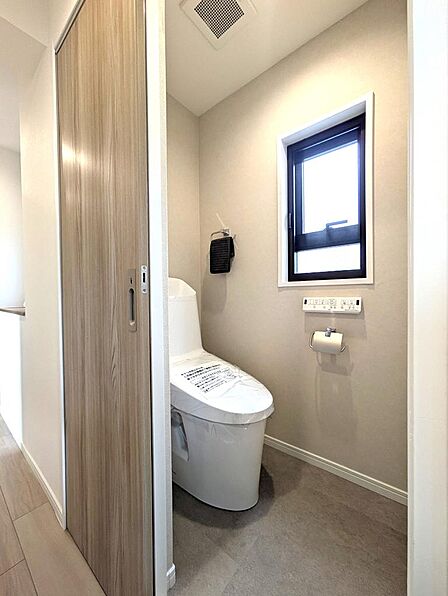トイレには快適な温水洗浄便座付。ホッと一息できるスペースです。