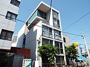 大きな窓が特徴的なおしゃれな外観です！