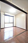 洋室４．３帖、照明器具は備え付けです。