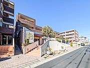 オートロック、防犯カメラなどセキュリティが充実したマンションです。