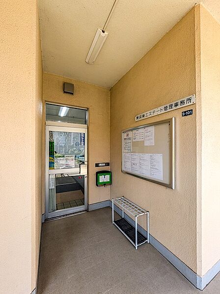 掲示板が整然と並ぶ管理事務所入口。日本総合住生活による行き届いた管理体制が、安心の生活を支えます。
