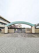 「日の出小学校」までは物件から徒歩6分。子育て世帯からの需要も高い、落ち着いたエリアです。