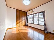 2階の洋室1。バルコニーに面した明るい居室です。全室6帖以上の広さを確保したゆとりの間取り。