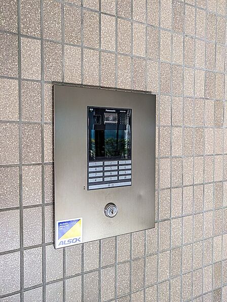 来訪者を映像で確認できるモニター付きオートロック。防犯面に配慮されており、日々の暮らしを支えます。