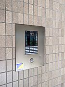 来訪者を映像で確認できるモニター付きオートロック。防犯面に配慮されており、日々の暮らしを支えます。